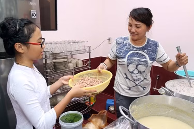 Hoàn cảnh khó khăn và khát khao được hát của Phương Mỹ Chi và Hồ Văn Cường cũng là một trong số những lý do hai em chiếm được cảm tình của khán giả khi mới bước vào hai cuộc thi về âm nhạc trên truyền hình. (Ảnh: Thế giới trẻ) 
