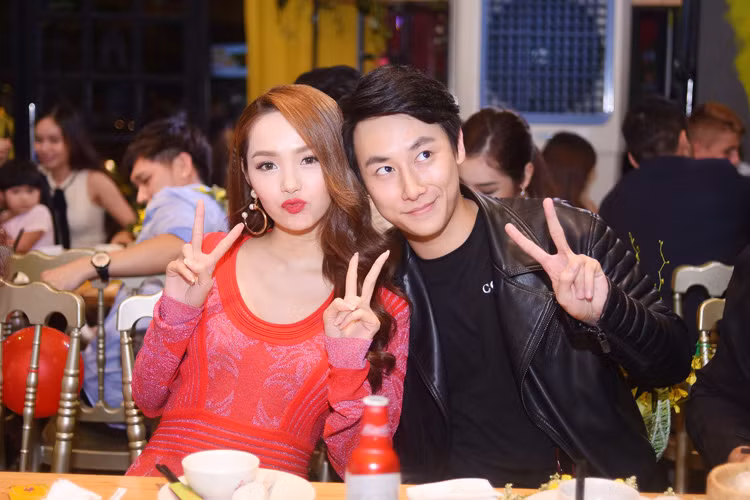 Trong “Sắc đẹp ngàn cân”, Minh Hằng sẽ đóng vai Hà My - cô gái mập ú, xấu xí nhưng có giọng hát hay còn Rocker Nguyễn đảm nhận vai Duy Khang - chàng trai mà Hà My thầm thương trộm nhớ. Trong ảnh, cặp đôi màn ảnh Việt hội ngộ tại tiệc đóng máy phim. (Ảnh: Lamdepponline) 