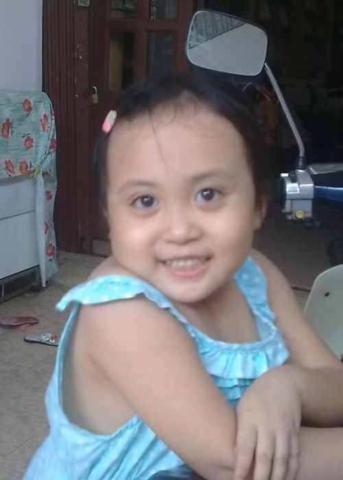 Khi còn nhỏ, bé Gà sở hữu gương mặt bầu bĩnh, vô cùng đáng yêu với đôi mắt to. (Ảnh: Facebook nhân vật) 