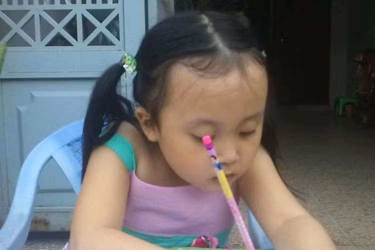 Phương Thanh cho biết, từ bé, con gái đã rất chăm chỉ học hành. Trong ảnh, bé Gà tập viết từ lúc 5 tuổi. (Ảnh: Facebook nhân vật)