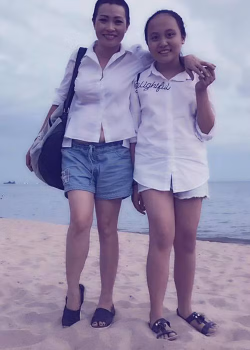 Bé Gà được nhận xét sở hữu gương mặt có nhiều nét giống mẹ, đặc biệt là nụ cười rất rạng rỡ. (Ảnh: Facebook nhân vật) 