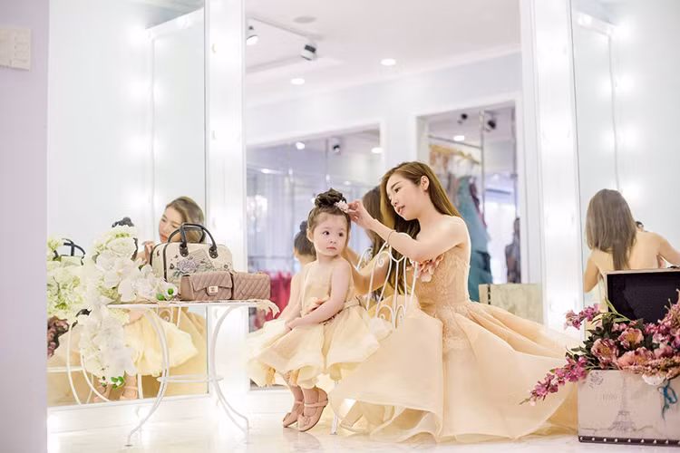 Mới đây, hot girl Elly Trần cùng con gái Mộc Trà vừa thực hiện một bộ ảnh thời trang trong trang phục công chúa. 