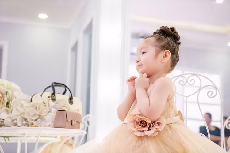 Sở hữu vẻ đẹp lai Tây, bé Mộc Trà là một trong những nhóc tì nhà sao Việt nổi tiếng nhất trên mạng xã hội. 