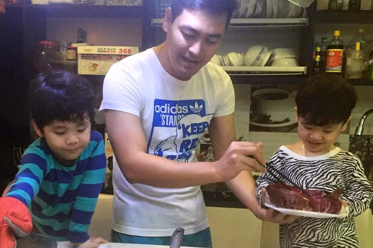 Bé Bảo Minh và Nhật Minh cùng cô con gái đầu lòng đều là niềm vui của Phan Anh khi trở về gia đình sau ngày làm việc vất vả. Thường xuyên tỏ ra nghiêm khắc để uốn nắn hai cậu quý tử nhưng nam MC cũng luôn dành thời gian vui chơi và tâm sự cùng các con. (Ảnh: FBNV)