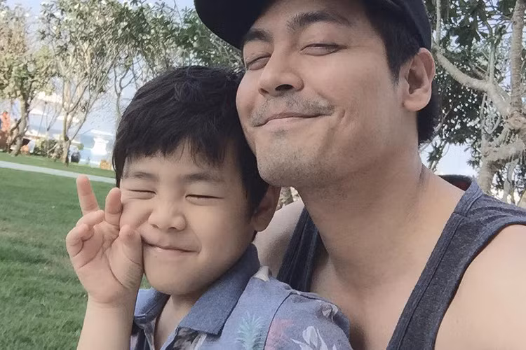 MC Phan Anh từng chia sẻ bé Bin hay nhường nhịn em trai Nhật Minh. "Người đàn ông bố yêu và cảm thấy tự hào nhất nhà. Người duy nhất dám lên tiếng bảo vệ em khi bố cáu và dọa đánh, dù con cũng sợ bố muốn chết”, ông bố quốc dân Vbiz từng viết về bé Bin. (Ảnh: FBNV) 
