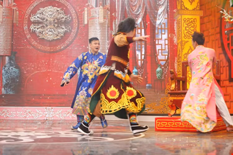 Những màn rượt đuổi quen thuộc tiếp tục diễn ra trong chương trình Táo quân 2017. (Ảnh: Pháp luật TH HCM)