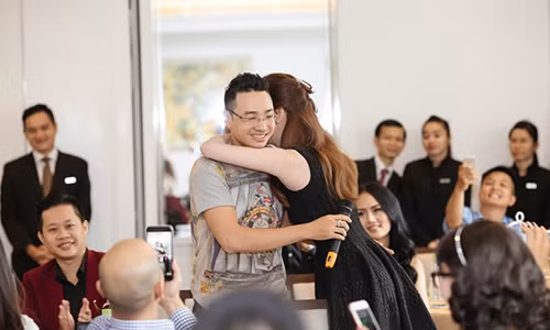 Dai gia mua SIM cua Ngoc Trinh buc xuc lien tieng