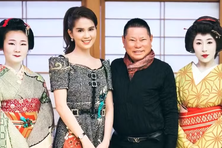 Kể từ khi công khai yêu Ngọc Trinh, tỷ phú Hoàng Kiều dường như trở nên trẻ trung, phong độ hơn. (Ảnh: Một thế giới)