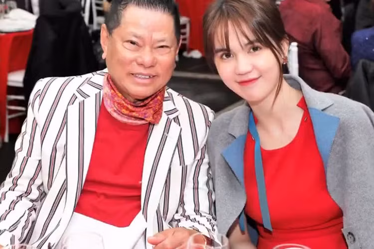 Còn nhớ, vào cuối tháng 12/2016, Ngọc Trinh ra mắt gia định bạn trai ở Mỹ. Tham dự một bữa tiệc, người đẹp mặc váy đỏ cùng tông với tỷ phú 72 tuổi. (Ảnh: Một thế giới)