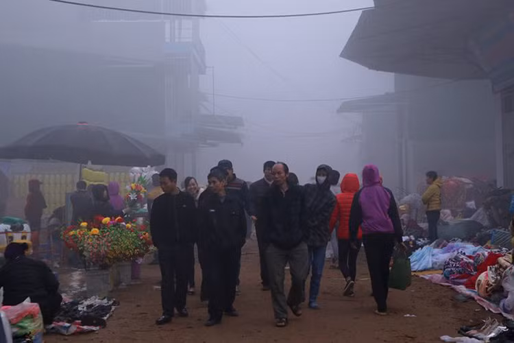 Như lệ thường, phiên chợ cuối cùng của năm, ngày 27 tháng chạp, chủ yếu cánh đàn ông đi chợ.
