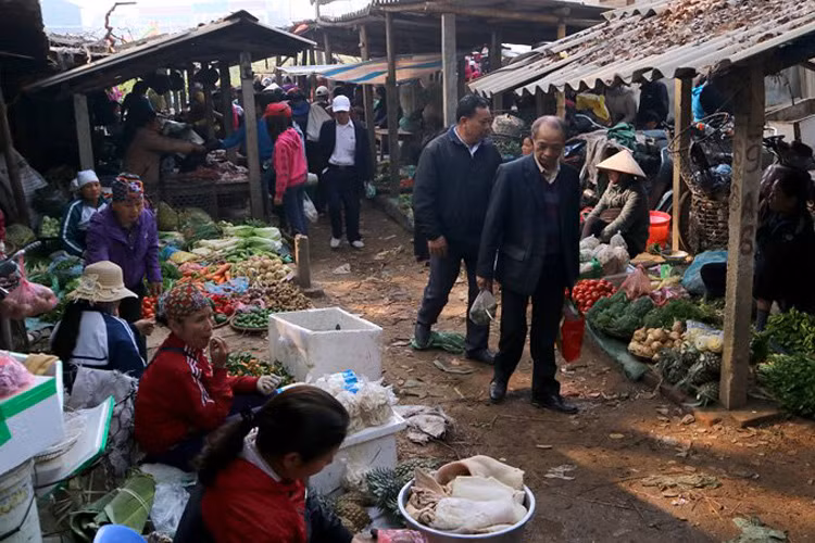 Theo lệ xưa, những phiên họp vào ngày 27, cánh nam nhi phải có nhiệm vụ đi chợ mua sắm.