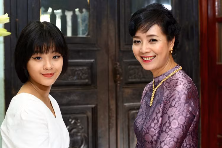 Mỗi khi rảnh, Chiều Xuân đều dành thời gian đến ủng hộ các hoạt động của cô con gái út. (Ảnh: FBNV)