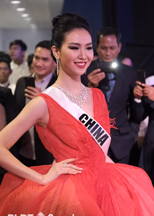 Li Zhenyeng - đại diện Trung Quốc sở hữu nét đẹp phương Đông với làn da trắng sứ, vóc dáng hoàn hảo của một người mẫu chuyên nghiệp. Cũng nhờ thông thạo tiếng Anh, cô được xếp ở vị trí thứ 8. 