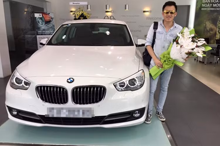 Sau 8 năm trở về Việt Nam hoạt động, sự nghiệp ca hát của Dương Triệu Vũ khá thành công. Là một ca sĩ đắt show, nam ca sĩ khiến khán giả không quá bất ngờ khi sở hữu khối tài sản đáng mơ ước: căn hộ tiện nghi, xế sang, đồ hiệu. (Ảnh: Dân Việt)