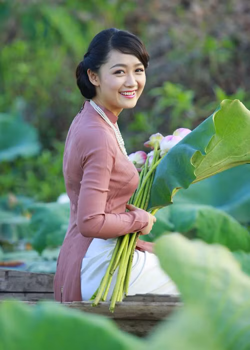 Ve hut hon cua 8X thay the BTV Van Anh o thoi su 19h-Hinh-10