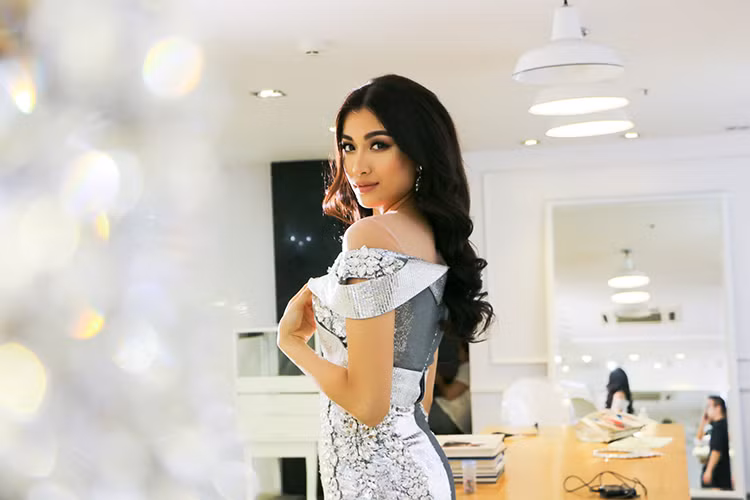 Đại diện Việt Nam tại cuộc thi Miss Universe năm nay khoe được tối đa vẻ đẹp yêu kiều và lộng lẫy trong cả 2 bộ trang phục dạ hội. 