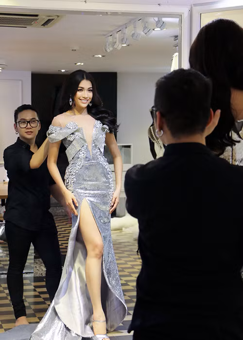 Tối muộn ngày 12/1, trước khi lên đường sang Philippines dự thi Miss Universe 2016, Á hậu Lệ Hằng đã có buổi chụp hình trang phục dạ hội. Mới nhất, trang phục của người đẹp dự thi Hoa hậu Hoàn vũ Thế giới đã được hé lộ. 