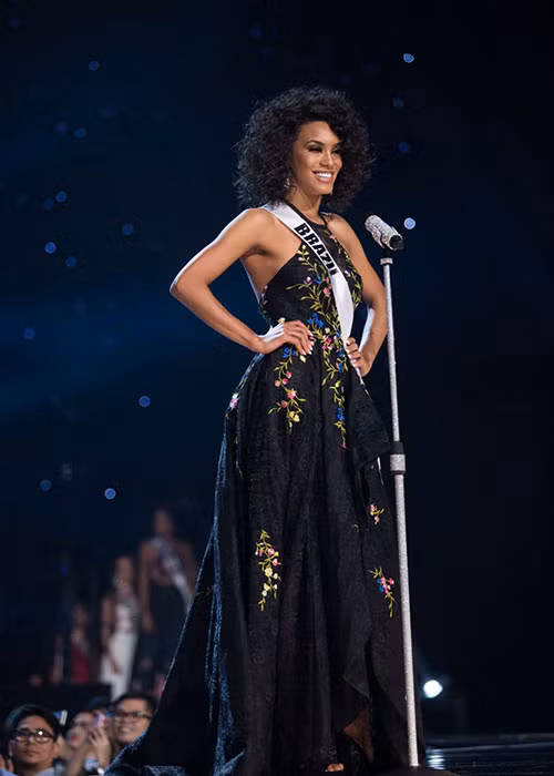 Raissa Santana - đại diện Brazil luôn biết cách để nổi bật và hấp dẫn. Dù sở hữu mái tóc xoăn tự nhiên nhưng Raissa khéo léo thể hiện phong cách thời trang tinh tế qua việc biến đổi mái tóc của mình. Ảnh: Missosology 