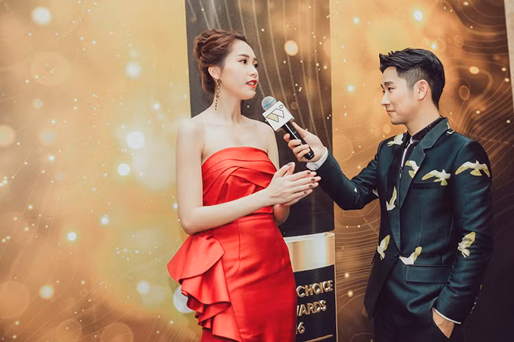 Trong sự kiện lần này, ngoài vai trò là khách mời tham dự, Đặng Thu Thảo còn đảm nhận vị trí trao giải hạng mục đầu tiên cùng MC Phan Anh. (Ảnh: An Trần) 