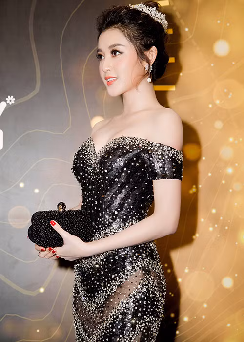 Trong sự kiện, Huyền My khá chăm chú theo dõi diễn biến của đêm trao giải và dành sự quan tâm đến những câu chuyện đầy cảm hứng. (Ảnh: Minh Luân)