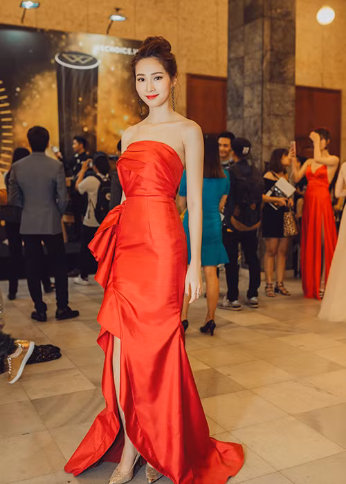 Đặng Thu Thảo khoe được vóc dáng quyến rũ cùng nét thanh thoát với chiếc đầm trơn dáng đuôi cá với những nếp xếp tinh tế của NTK Lê Thanh Hòa. (Ảnh: An Trần) 