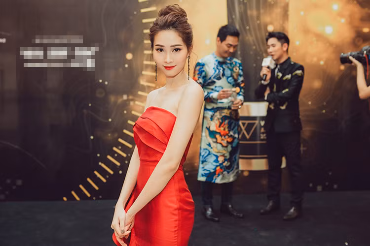 Cùng với Kỳ Duyên, Hoa hậu Đặng Thu Thảo cũng đến tham dự gala trao giải We Choice Awards. Xuất hiện tại sự kiện, người đẹp thu hút mọi ánh nhìn trong đầm cúp ngực màu đỏ. (Ảnh: An Trần) 