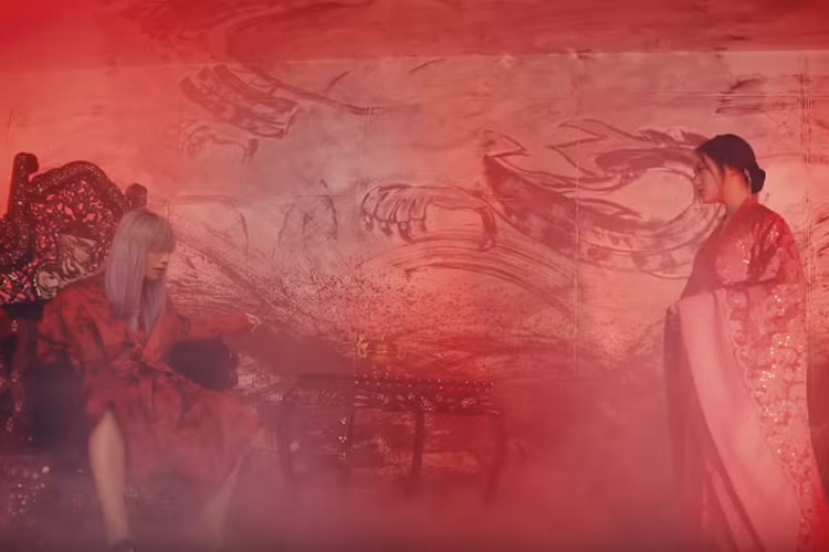 Tạo hình Hồ Thu Anh trong MV "Lạc trôi" là mỹ nhân cổ trang thường xuyên xuất hiện trong giấc mơ của ông vua do Sơn Tùng MTP đóng. (Ảnh: chụp màn hình)