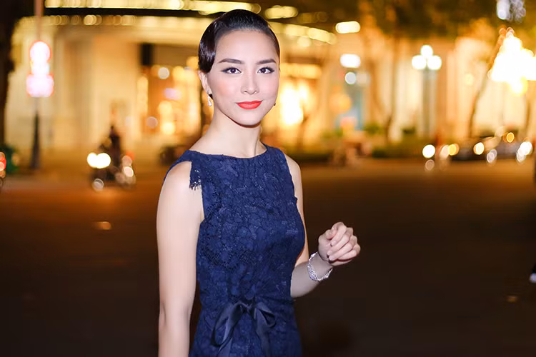 Xuất hiện tại sự kiện, Dương Trương Thiên Lý diện đầm ren màu xanh nhã nhặn và chọn kiểu búi tóc gọn gàng. 