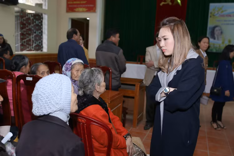 Trước đó, Mỹ Tâm cũng không quên “nhá hàng” đoạn trailer giới thiệu những cảnh quay “nóng” của MV “Anh thì không”. 