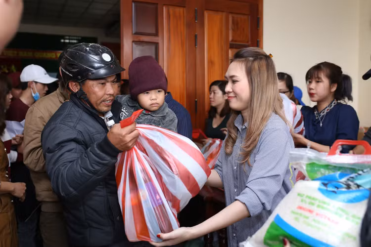 Trước đó, giọng ca “Như một giấc mơ” đã thức trắng đêm để chuẩn bị cho công tác từ thiện trước khi đáp chuyến bay về Đà Nẵng. 