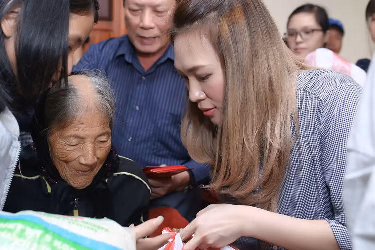 Quỹ từ thiện của “họa mi tóc nâu” đã trao 700 phần quà với tổng giá trị gần 1 tỷ đồng cho người dân, gấp đôi so với các đợt trước đây. 