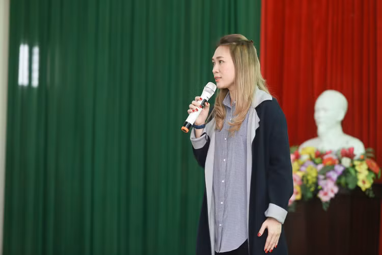 Trước khi trao quà, Mỹ Tâm đã có buổi giao lưu nghệ thuật diễn ra trong 30 phút. 