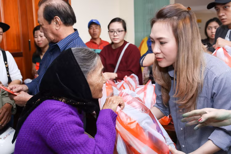 Đi cùng ca sĩ Mỹ Tâm, ngoài các thành viên trong fanclub còn có bố của nữ sĩ và những người bạn thân thiết đồng hành cùng cô trong chuyến thiện nguyện lần này. 