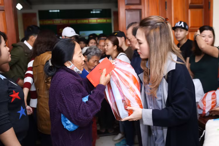 Mỗi phần quà của Mỹ Tâm gồm gạo, những vật dụng cần thiết cùng phong thư lì xì để bà con nghèo vùng thiên tai lũ lụt đón một cái Tết đầm ấm. 