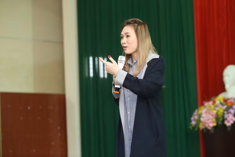 Mỹ Tâm đã tạo thiện cảm với nhiều lời chia sẻ hóm hỉnh và chân thật về quyết định quay trở lại quê nội để giúp đỡ bà con gặp khó khăn vì mất mùa. 