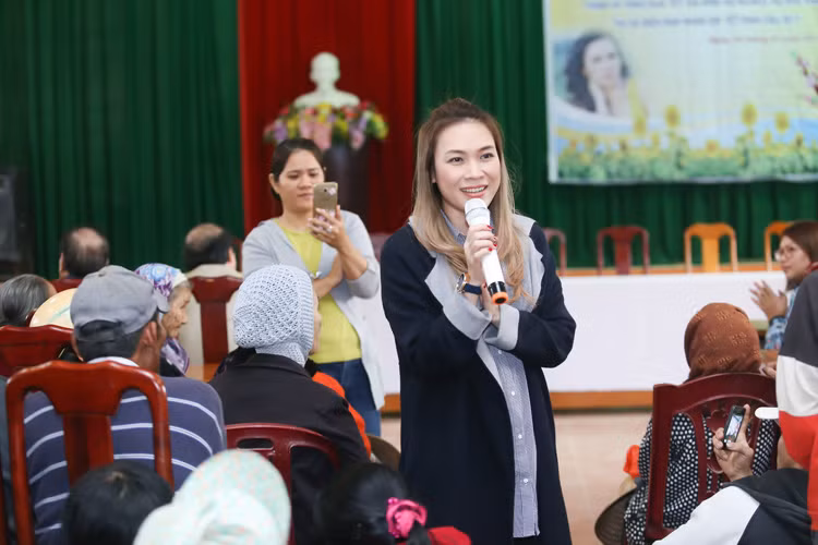 Nhận được yêu cầu từ các khán giả, cô đã đi xuống bên dưới sân khấu và hát các ca khúc: “Tình quê”, “Quảng Nam yêu thương”... 