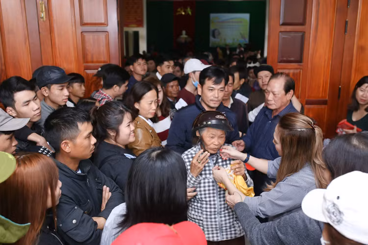 Trong chuyến từ thiện giáp Tết, “Họa mi tóc nâu” luôn ân cần phát quà đồng thời hỏi thăm bà con huyện Điện Bàn. 