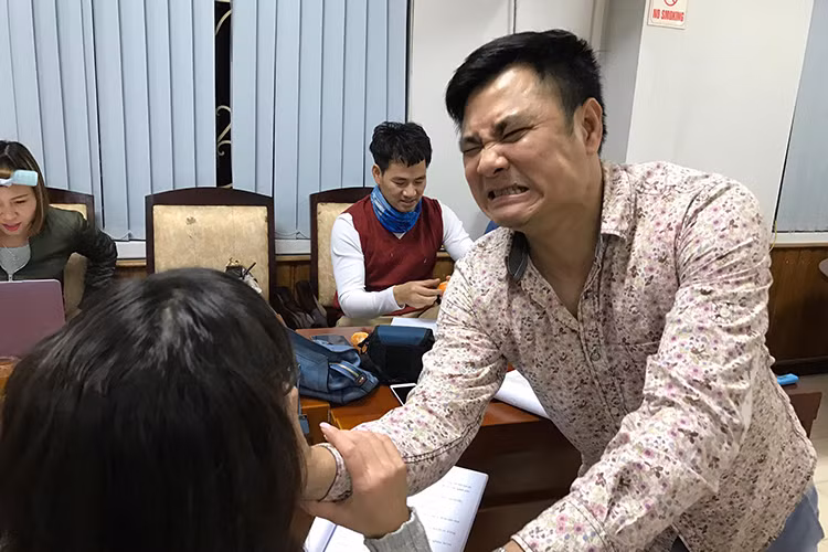 Khoảnh khắc Tự Long trêu chọc Vân Dung ở hậu trường. (Ảnh: Facebook Chí Trung)