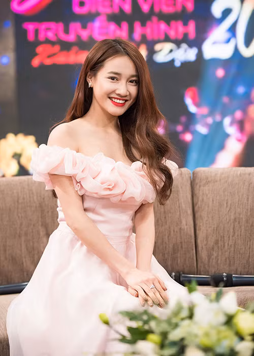 Được biết, cặp đôi Nhã Phương - Trường Giang bén duyên từ bộ phim điện ảnh đóng chung mang tên “49 ngày”.
