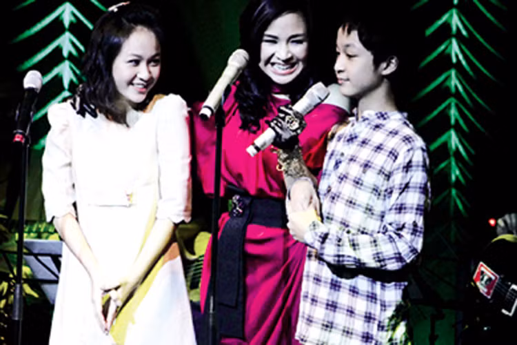 Hạnh phúc thêm viên mãn khi vợ chồng Quốc Trung - Thanh Lam có thêm cô con gái Thiện Thanh và cậu con trai Đăng Quang. (Ảnh: Giadinhnetvn) 