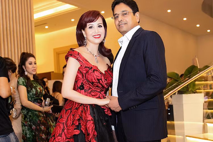 Cưới nhau hơn 2 thập kỷ nhưng vợ chồng mỹ nhân sinh năm 1969 vẫn mặn nồng, tình cảm. Ông xã Diệu Hoa cũng luôn ủng hộ vợ trong công việc. (Ảnh: Tiên Nguyễn) 