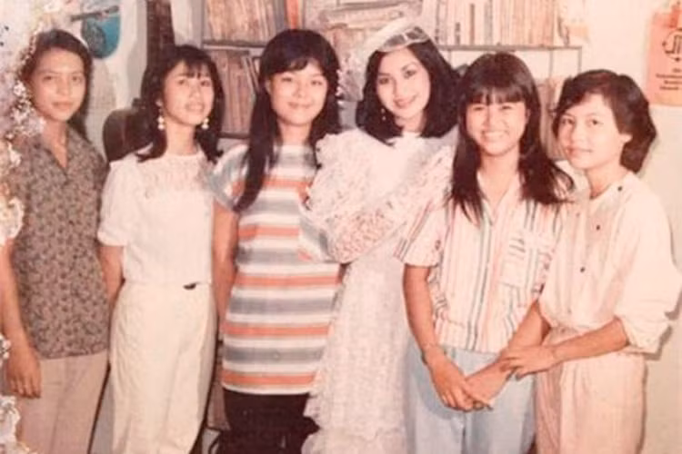 Cũng sinh năm 1969 nhưng ca sĩ Thanh Lam lại có đường tình duyên khá lận đận. Cô kết hôn lần đầu ở tuổi 18 tuổi. Sau một thời gian sinh con, Thanh Lam quyết định ly hôn. (Ảnh: Facebook nhân vật) 