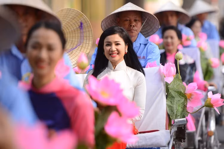 Hiện tại, ngoài 3 buổi tập kịch cùng đồng nghiệp mỗi tuần, nữ diễn viên phim “Lá ngọc cành vàng” dành toàn bộ thời gian cho gia đình nhỏ của mình. (Ảnh: Zing)
