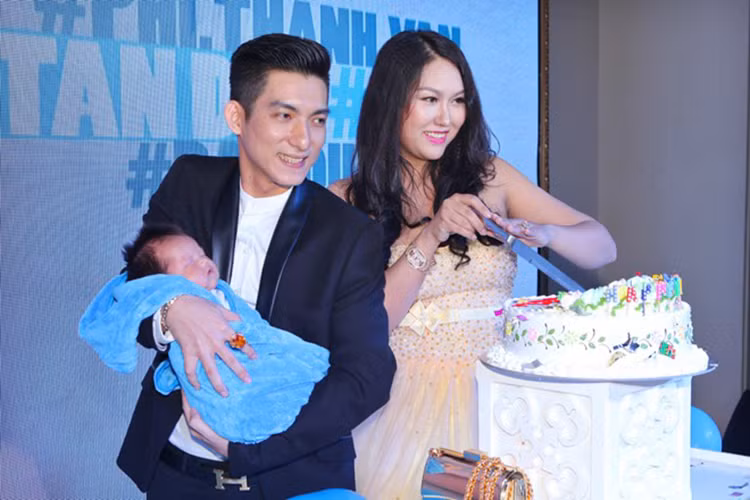 Sau những nỗ lực, vợ chồng Phi Thanh Vân cuối cùng cũng đón tin vui. Vào ngày 6/2/2016, cặp đôi hạnh phúc đón cậu con trai đầu lòng. Cả hai đặt tên con là Tấn Đức, tên thân mật là Seoul. (Ảnh: Zing) 