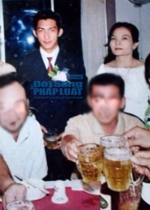 Ban đầu, Bảo Duy phủ nhận đã có vợ con nhưng với những bằng chứng không thể chối cãi, anh buộc lòng phải công khai sự thật, còn Phi Thanh Vân khẳng định không giật chồng. Sau khi chính thức chia tay vợ, Bảo Duy và Phi Thanh Vân đăng ký kết hôn vào tháng 10/2014. (Ảnh: Đời sống pháp luật) 