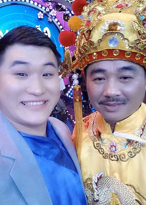 Lưu Mạnh Dũng đã tốt nghiệp Đại học Sân khấu và Điện ảnh và đang công tác tại Nhà hát Tuổi trẻ. Anh từng đóng phim “Chung cư 22+”, “Màu của tình yêu”.. và tham gia các vở diễn: “Ai là thủ phạm”, “Công lý không ngục ngã”... (Ảnh: Facebook nhân vật)