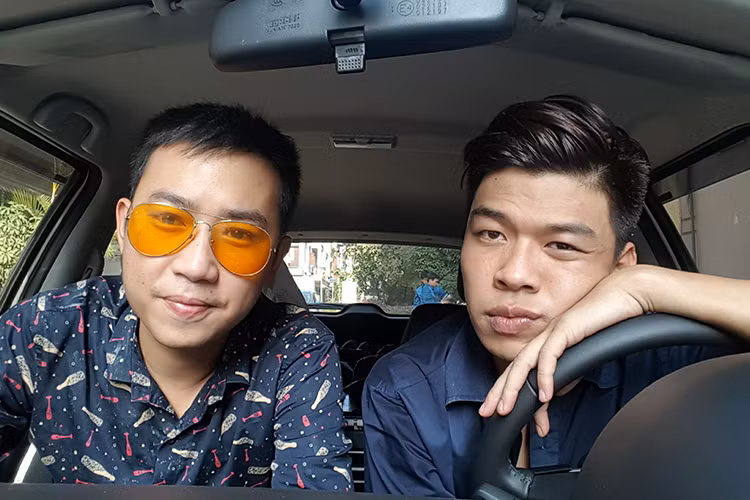 Quang Minh (trái) có biệt danh Minh “Tít” còn Nguyễn Hà Trung thường được gọi là Trung “Ruồi”. Cả hai diễn viên này đều khá nổi trên mạng xã hội với series hài “Kem Xôi”. (Ảnh: Facebook nhân vật)