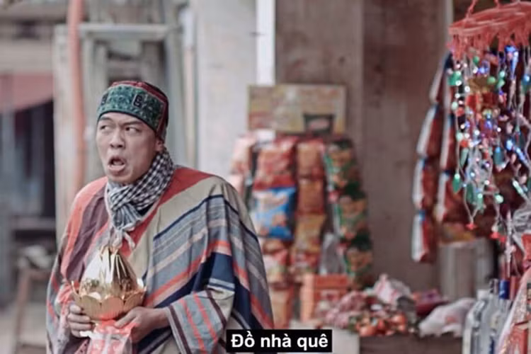 Sinh năm 1993, Trung “Ruồi” hiện đang là sinh viên năm 4 ngành diễn viên chèo, khoa Kịch hát dân tộc, trường ĐH Sân khấu điện ảnh Hà Nội. Với series “Kem Xôi”, anh được nhớ đến với câu nói “Đồ nhà quê”. (Ảnh: Đất Việt)