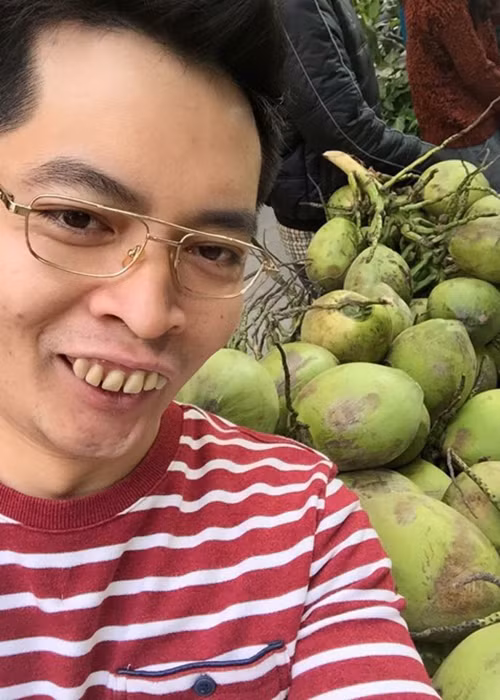 Cũng đang công tác tại Nhà hát Tuổi trẻ, Ngô Quân Anh từng đóng phim “Hai trái tim vàng”, “Chung cư 22+”.... Đáng chú ý, anh gây ấn tượng với vai diễn Mr Vui trong chùm hài kịch “Phát điên vì tiền”. (Ảnh: Vietnamnet)