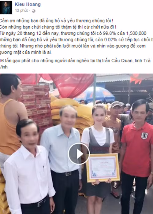 Hoạt động phát gạo làm từ thiện của Ngọc Trinh cũng được tỷ phú Hoàng Kiều chia sẻ trên trang cá nhân. Ngoài clip ghi lại hình ảnh Ngọc Trinh làm từ thiện, vị doanh nhân 72 tuổi này còn đáp trả mạnh mẽ khi bị cư dân mạng “ném đá” liên quan đến vụ đấu giá SIM. (Ảnh: chụp màn hình)
